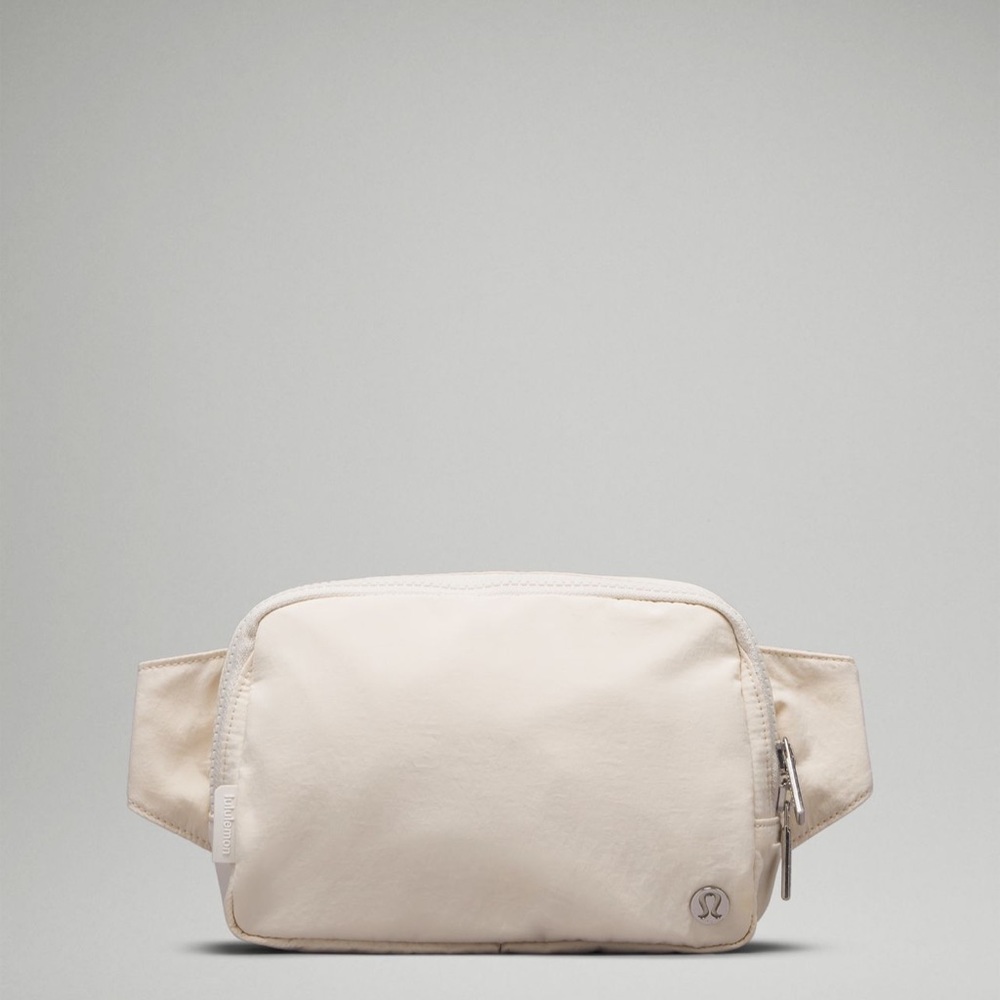 Everywhere belt bag large 2L in white  opal •SOLD•